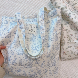 Detailaufnahme der gesteppten Baumwolltasche mit blauen Hasenprints und Stoffetikett