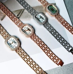 Détails macro de montres ovales serties de diamants avec cadrans à effet soleil