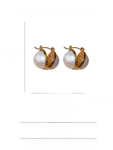 Detailed size chart for minimalist gold plated pearl hoop earrings with copper material