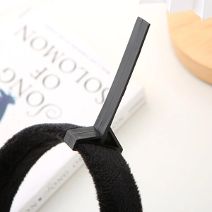Détail du support de serre-tête en peluche noire avec boucle et texture douce