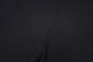 Vue détaillée de la texture du tissu noir et des coutures durables du body