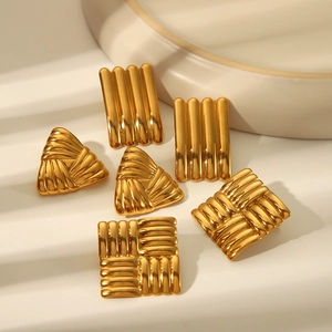 Detailansicht geometrischer goldener Streifen-Ohrringe in Rechteck-, Dreieck- und Quadratform
