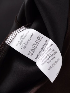 Étiquette d'entretien détaillée montrant 100% polyester et instructions de lavage