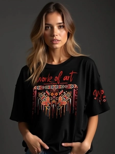 Schwarzes Oversized-Baumwoll-T-Shirt mit roten Grafikdrucken und Stammesmustern
