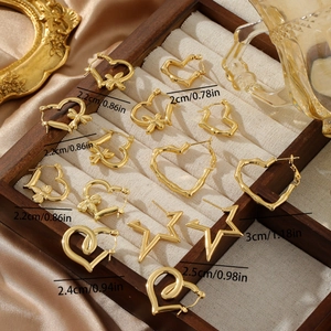 Elegantes Set aus 18K vergoldeten Herz und Stern Ohrringen in einer Holzbox