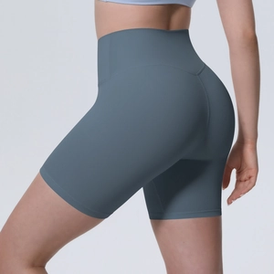 Détail du short de yoga taille haute bleu gris avec coupe sculptante et effet liftant