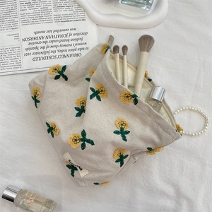 Trousse à maquillage en toile avec broderie florale jaune pour le rangement