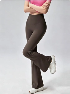 Detail van donkerbruine yoga-flarebroek met hoge taille en naadloze tailleband van matte stof