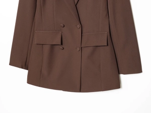 Détail d'une robe blazer marron foncé à double boutonnage avec poches à rabat