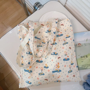 Tragetasche aus Segeltuch in Off-White mit süßem Enten-Print und bunten Regenbogen