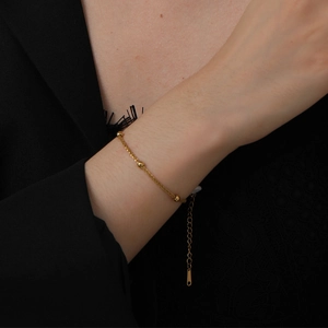 Bracelet double couche à billes dorées pour femme avec une chaîne à maillons réglable