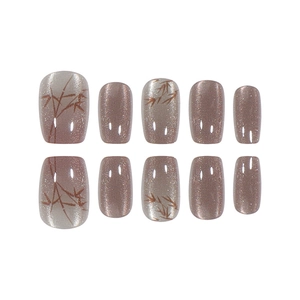 Faux ongles œil de chat rose scintillant avec motifs élégants de feuilles de bambou rouges