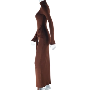 Détail du nœud à la taille et du ruban drapé sur robe longue marron à manches