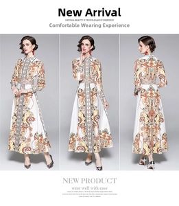 Vues détaillées d'une robe longue trapèze blanche à motif paisley avec ceinture assortie