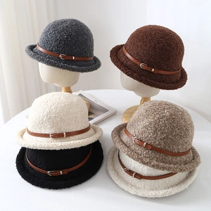 Chapeau cloche d'hiver en polaire avec bord roulé et boucle, couleurs variées