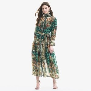 Elegantes grünes Kleid mit Paisley-Muster, Laternenärmeln, Gürtel und Rüschen am Saum