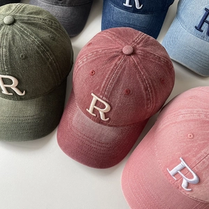 Vue détaillée des casquettes vintage avec broderie 3D de la lettre R de haute qualité