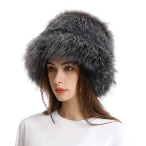 Dettaglio della spessa pelliccia sintetica grigia su un cappello a secchiello invernale