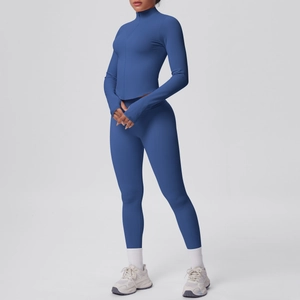 Dettaglio del set da yoga blu scuro con maniche con asola per il pollice e giacca zip