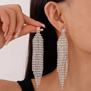 Boucles d'oreilles pendantes géométriques à glands longs avec strass brillants argentés