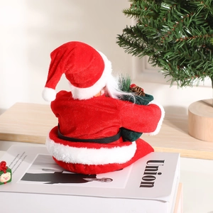 Classico Babbo Natale seduto con abito di velluto rosso e sacco di regali verde su libri
