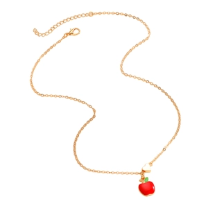 Dettaglio della collana dorata con ciondolo mela smaltata rossa e mini cuore charm