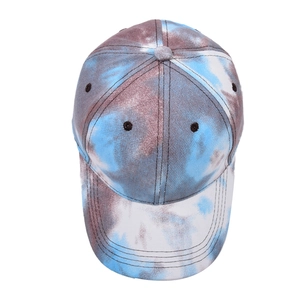 Vue détaillée du dessus d'une casquette tie-dye avec motif abstrait bleu et marron en coton
