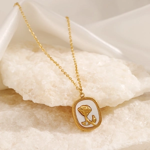 Collier en titane plaqué or 18 carats avec pendentif rose et diamant sur soie blanche