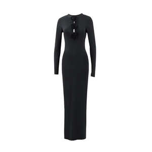 Détails d'une robe longue noire élégante avec fleurs 3D et découpes sur le décolleté
