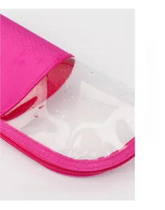 Détail macro d'une trousse à maquillage rose imperméable avec fenêtre et gouttes d'eau