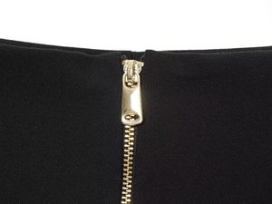 Détail du zip en métal doré sur le pantalon noir à taille haute pour femmes