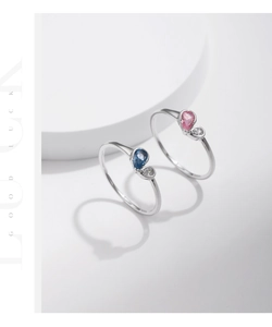 Details von s925 Silberringen mit blauem und rosa Birnenschliff auf weißen Requisiten
