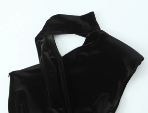 Vue détaillée de l'encolure et de l'épaule d'une robe en velours noir