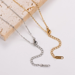 Close-up of 18K gold stainless steel heart necklace with K18 engraved tag and lobster clasp