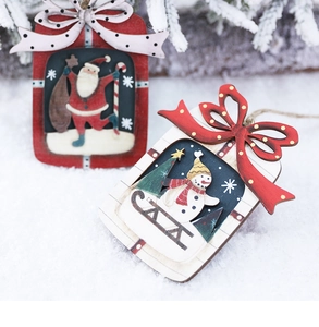 Détails des suspensions en bois Père Noël et Bonhomme de neige avec nœuds rouges