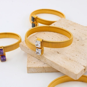 Luxe goudkleurige roestvrijstalen elastische armband met rechthoekige zirkoon en steentextuur