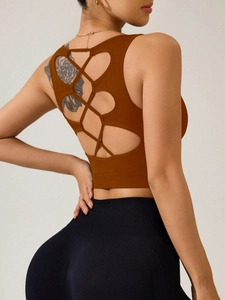 Détail du débardeur de yoga caramel avec découpes en cœur au dos et lanières