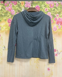Vista dettagliata della trama a maglia blu su questa felpa con cappuccio da donna a maniche