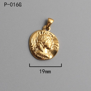 Dettaglio di un ciondolo moneta romana dorata da 19mm con incisione di ritratto a rilievo