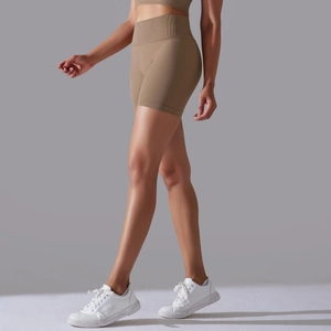 Détail du short de yoga sans couture taille haute montrant la taille côtelée gainante