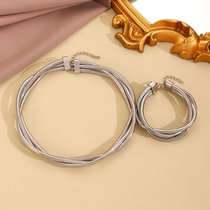 Set collana choker e bracciale multistrato in argento con chiusura a moschettone