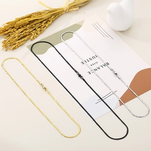 Collane a catena piatta a serpente in oro, nero e argento in vista dettagliata di 2,2 mm