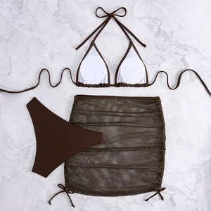 Ensemble bikini 3 pièces marron avec haut dos nu et jupe de plage en mesh transparente
