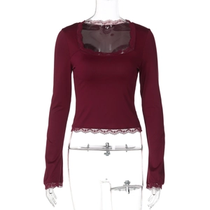 Dettaglio del top bordeaux a maniche lunghe con delicato bordo in pizzo sullo scollo