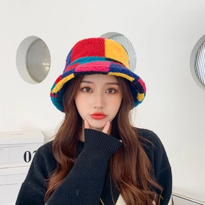 Dettaglio delle trame patchwork in lana d'agnello colorata su un caldo cappello invernale