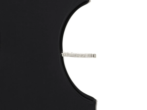 Détail de robe noire avec découpe incurvée et quatre rangées de strass argentés brillants