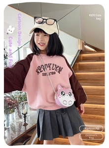 Détail d'un sac à bandoulière en cuir rose en forme de chat pour petites filles