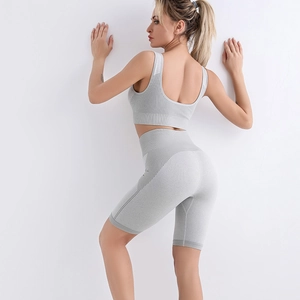 Ensemble de yoga sans couture gris clair avec brassière dos en U et short côtelé
