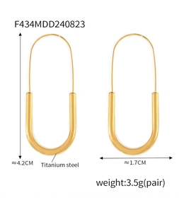 Detailed view of gold paperclip earrings in titanium steel with 4.2cm length dimensions