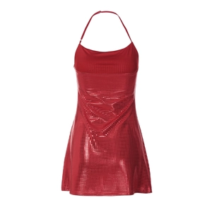 Détail de la mini robe licou rouge à paillettes avec motif réfléchissant et coupe ajustée